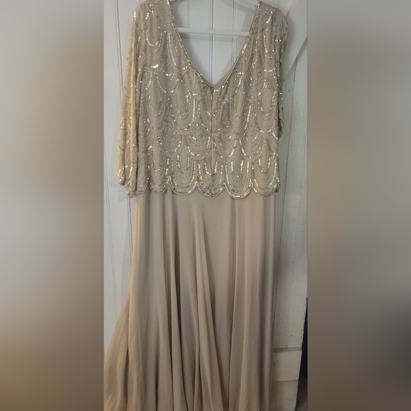 NWT 3/4 Sleeve Scallop Bodice Gown - Picture 2 of 5